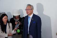 Vizeaußenminister François Wu Chih-chung beantwortet vor der Ausschusssitzung Fragen von Journalisten (Foto: CNA)