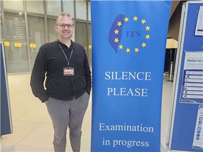 Florian Heutz ist seit 2019 an der Deutschen Schule Taipei tätig, wo er die Fächer Deutsch und Geschichte unterrichtet. Neben seinen Lehrtätigkeiten koordiniert er die Schulabschlüsse an der Deutschen Schule Taipei und unterstützt die angehenden Absolventen  als Berufs- und Studienberater. (Foto: privat)