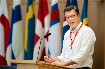 Der sozialdemokratische Abgeordnete Kasper Roug spricht auf der Sitzung des Nordischen Rates in Stockholm, Schweden. (Foto: Nordischer Rat)