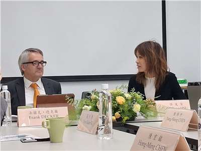 Prof. Dr. Frank Decker vom Institut für Politische Wissenschaft der Universität Bonn und die Co-Organisatorin Assoc. Prof. Hsu, Yu-Fang (許友芳, Institut für Deutsche Sprache und Kultur der Soochow Universität) (Foto: Ilon Huang)