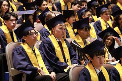 Die Prüfungen sind geschafft! Absolventen der Taipei European School erhalten ihr IB-Diploma (Foto: Facebook Taipei European School / 財團法人台北歐洲學校)