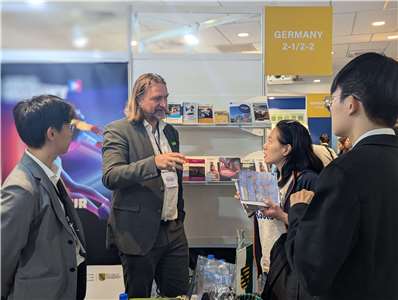 Josef Goldberger (l.) berät auf der TEEF Studieninteressierte zum Studium in Sachen (Foto: Carina Rother)