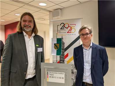 Dr. Josef Goldberger (links) mit Dr. Alexander Kunz (rechts) während einer Veranstaltung des Saxon Science Liaison Office Taiwan im Deutschen Institut in Taipei. (Foto: Lucas Lee, Saxon Science Liaison Office Taiwan)