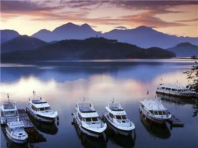  Boote laden vielerorts zu einer Wasser-Tour über den See ein.