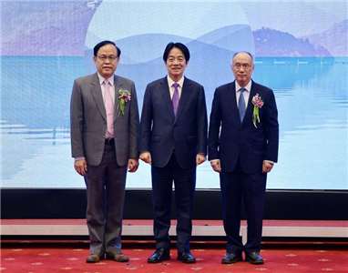 Präsident Lai Ching-te (Mitte) mit den beiden Preisträgern des Wissenschaftspreises des Präsidenten 2025, Liang Kung-yee (rechts) und Yeh Jien-wei (links). (Foto: CNA)