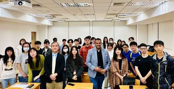 Rahil Ansari engagiert sich auch als Mitglied des "Board of Directors" für die European Chamber of Commerce Taiwan (ECCT). Hier gibt er im Rahmen einer Kooperation zwischen der ECCT und der NTU einen Vortrag über die Geschäftsstrategie von Audi Taiwan. (Foto: ECCT)
