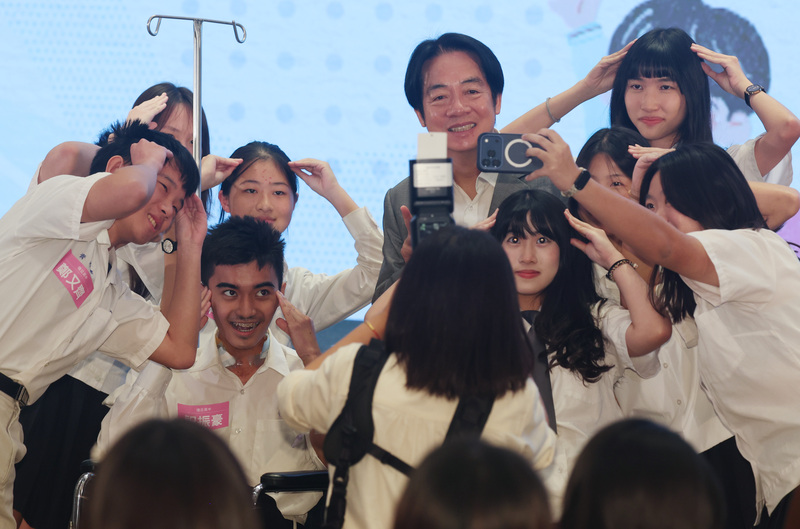 Präsident Lai Ching-te auf einem Forum mit Schülerinnen und Schülern (Foto: CNA)
