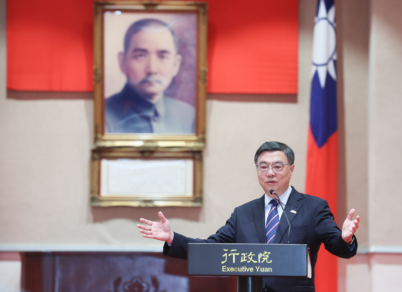 Auf die Frage von Journalisten, ob diese Strategie tatsächlich zu einem Substanzverlust am Standort Taiwan führe, antwortete Cho vor Betreten des Saals kurz und bündig: „Unmöglich.“ (Foto: CNA)