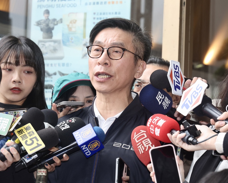 DPP-Fraktionsgeschäftsführer Chung Chia-pin (Mitte) erläutert nach dem Mittagessen mit Präsident Lai Ching-te das weitere Vorgehen. Er erklärte, dass angesichts der aktuellen Lähmung des Verfassungsgerichts erwogen werde, dass der Premierminister sein verfassungsmäßiges Gegenzeichnungsrecht nutzt, um gegen verfassungswidrige Gesetze vorzugehen und zur verfassungsmäßigen Ordnung zurückzukehren. (Foto: CNA)