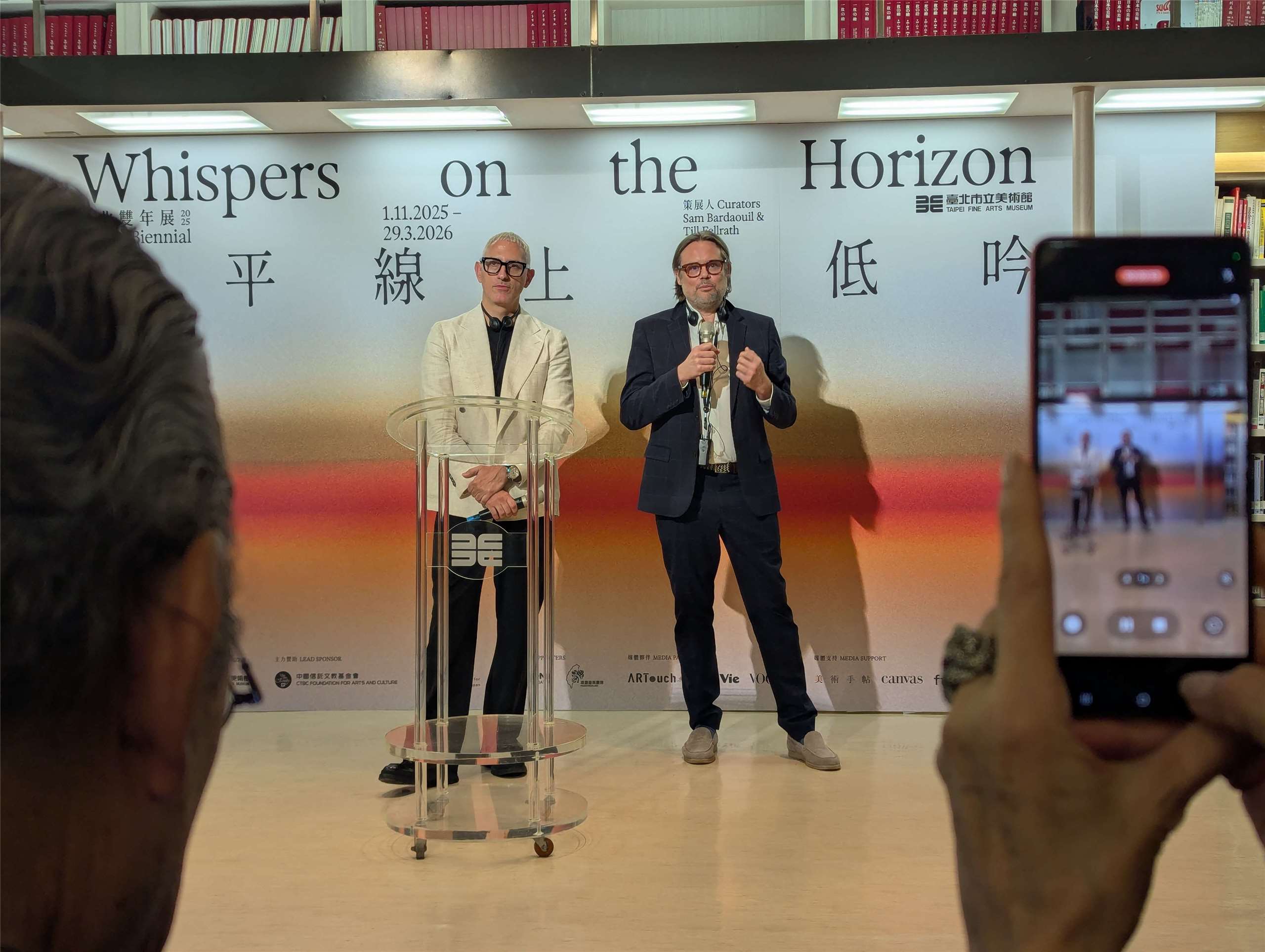 Co-Kuratoren Till Fellrath (r.) und Sam Bardaouil eröffnen die Biennale (Bild: Carina Rother)