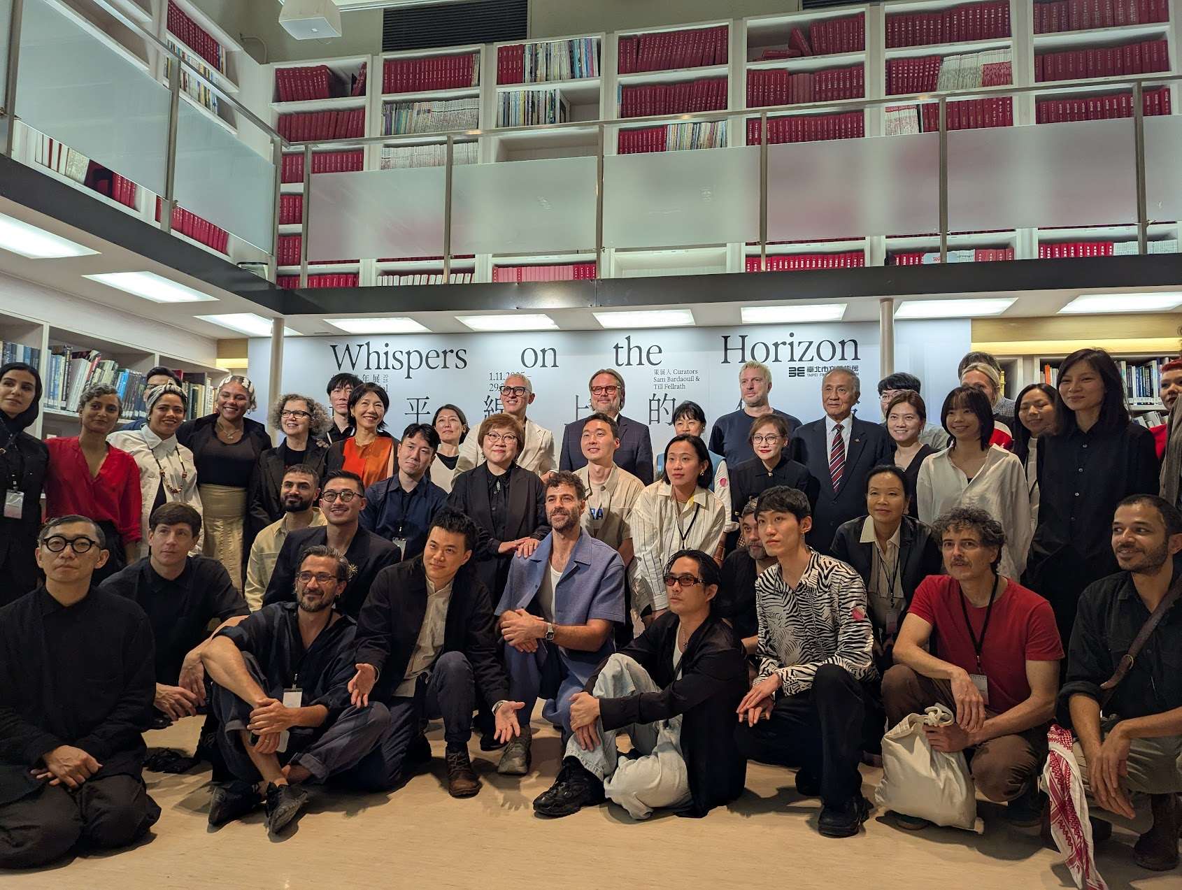 Die Biennale ist Teamarbeit: Co-Kurator Till Fellrath (Mitte hinten) bei der Eröffnung inmitten der ausstellenden Künstlerinnen und Künstler (Bild: Carina Rother)