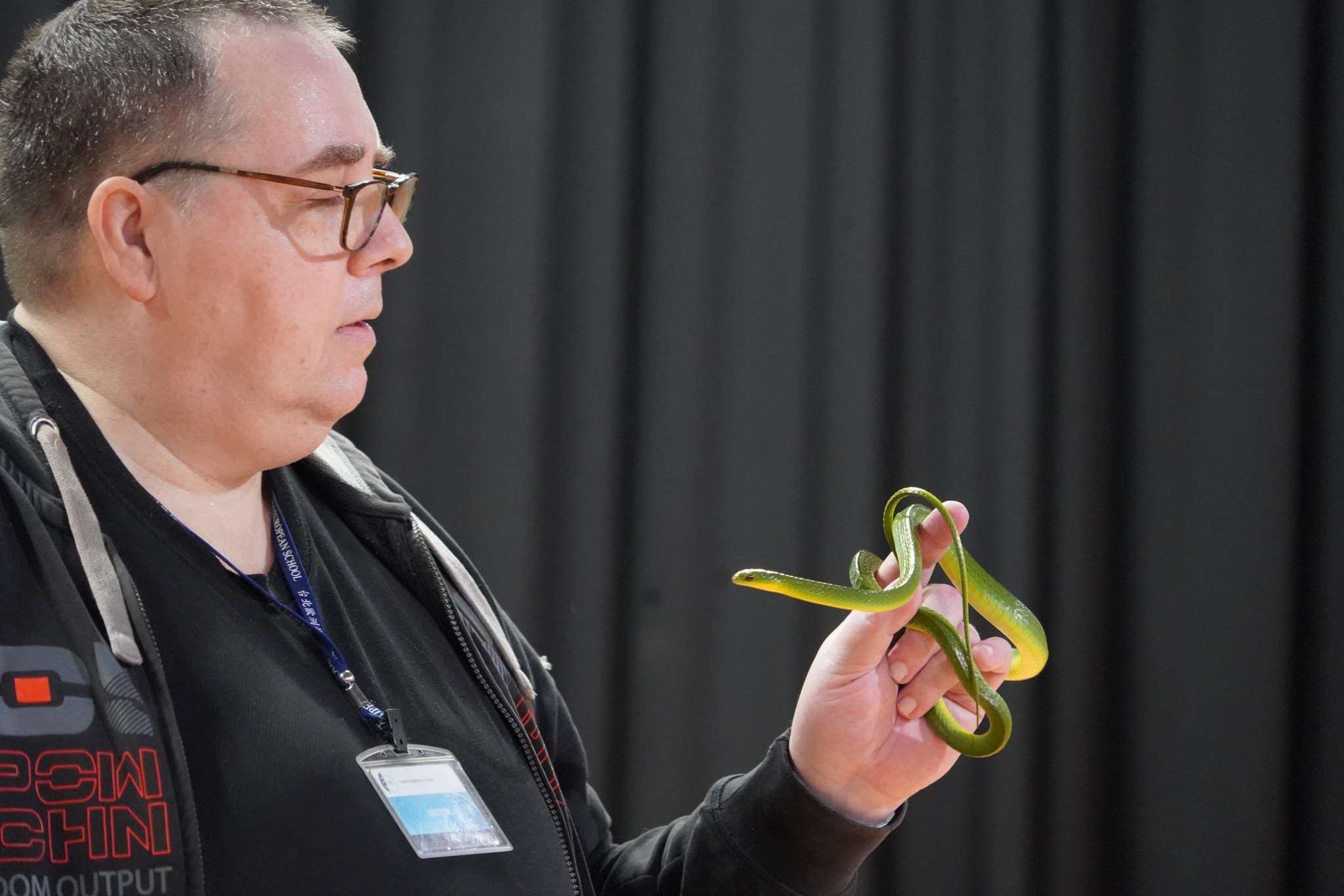 In memoriam: Schlangenflüsterer Hans Breuer hat sich für die Aufklärung von Schlangen engagiert (Taipei European School)