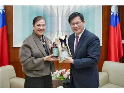 Außenminister Lin Chia-lung (rechts) empfing am 9. Dezember die philippinische Repräsentantin Corazon A. Padiernos (links) und sprach sich dabei für einen institutionalisierten Kooperationsrahmen mit den Philippinen aus. (Foto: Facebook / Lin Chia-lung)