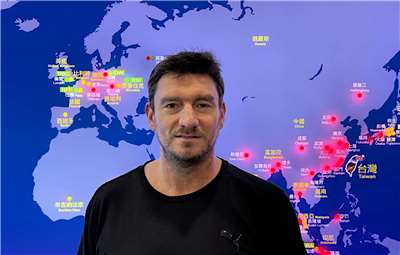 Professor Reinhard Biedermann im Studio von Radio Taiwan International. (Foto: Alexander Kunz)