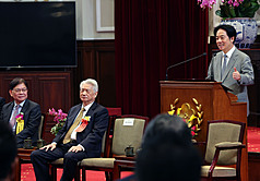 Der taiwanische Präsident Lai Ching-te (賴清德) hat sich am heutigen Donnerstag mit Preisträgern des National Golden Award for Architecture sowie dem National Brand Yushan Award getroffen. (Foto: CNA)