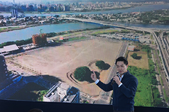 Taipehs Bürgermeister Chiang Wan-an besuchte am Morgen des 17. Dezember die Militärbasen T17 und T18 im Wissenschaftspark Taipeh und präsentierte anhand von Luftaufnahmen der Feuerwehr den geplanten Standort für die Zhoumei-Grundschule. (Foto: CNA)