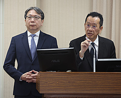 Der taiwanische Verteidigungsminister Gu Lixiong (rechts) und der Direktor des Nationalen Sicherheitsbüros, Tsai Ming-yen (links), berichteten am 17. Dezember vor dem Ausschuss für Auswärtige Angelegenheiten und Nationale Verteidigung des Parlaments. (CNA)