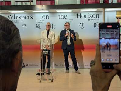 Co-Kuratoren Till Fellrath (r.) und Sam Bardaouil eröffnen die Biennale (Bild: Carina Rother)