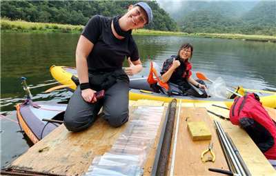 Feldarbeit im Yilan County: Franziska Schwonke (links) und Dr. Tsai Wen (rechts) entnehmen Sedimentproben von einer Bohrplattform auf einem abgelegenen Bergsee. (Foto: Franziska Schwonke)