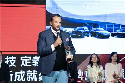 Rahil Ansari, CEO und Chairman der Volkswagen Group Taiwan und Managing Director of Audi Taiwan, nimmt bei den Taiwan Best Customer Center Awards 2025 für Audi Taiwan den Gold Award in der Kategorie Automobil entgegen (Foto: Rahil Ansari) . 