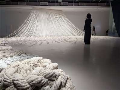 Sehnsucht auf drei Stockwerken - Whispers on the Horizon - ist das Leitthema der Taipei Biennale 2025 (Bild: Carina Rother)