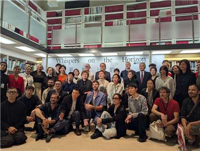 Die Biennale ist Teamarbeit: Co-Kurator Till Fellrath (Mitte hinten) bei der Eröffnung inmitten der ausstellenden Künstlerinnen und Künstler (Bild: Carina Rother)