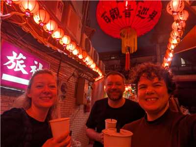 Beim Anstoßen mit Bubble Tea (Bild: Carina Rother)