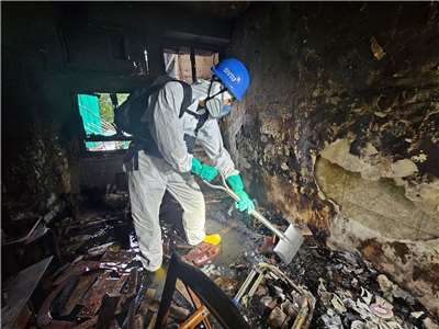 Aufräumarbeiten und Suche nach weiteren Opfern nach dem tödlichen Brand (Hong Kong Police FB)
