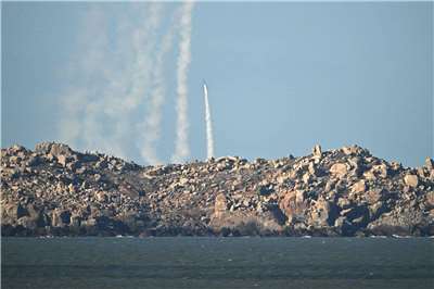Die chinesische Volksbefreiungsarmee führt im Rahmen des großangelegten Manövers „Justice Mission-2025“ scharfe Schussübungen durch. Das Foto zeigt den Start von Raketen auf der Insel Pingtan in der Provinz Fujian am Dienstag (30.12.). Die Insel ist der dem taiwanischen Territorium am nächsten gelegene Punkt des chinesischen Festlands. (Foto: AFP)
