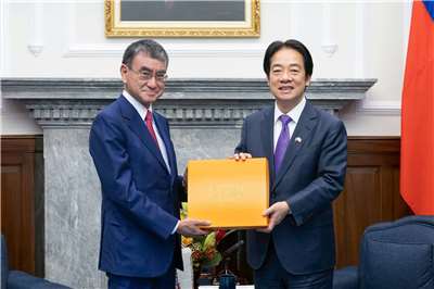 Präsident Lai Ching-te mit dem ehemaligen japanischen Außenminister Taro Kono. (Foto: Präsidialamt)