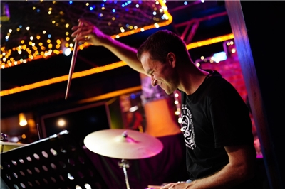 Der Schwerpunkt des Profi-Musikers ist Gesang und Percussion (Bild: Gabriel Hahn)