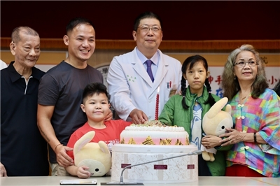 Zwei Kinder, die seit ihrer Geburt an einem Verschluss der Gallengänge litten, erhielten nach gescheiterten Operationen im Ausland am Nationalen Taiwan-Universitätskrankenhaus (NTUH) eine lebensrettende Lebend-Lebertransplantation. Zehn Jahre später kehrten sie am 13. Juni nach Taiwan zurück, um ihre Geschichte zu erzählen. (Foto: CNA) 