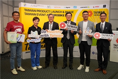 Von links nach rechts: Robert Wu, Vorsitzender der Taiwan Bicycle Association (TBA); Phoebe Liu, Chief Executive Officer der Giant Group; Prof. Dr. Jhy-Wey Shieh, Repräsentant der Taipeh Vertretung in Deutschland; Joe Chou, Executive Vice President von TAITRA; Alex Lee, Vice President des Cycling & Health Tech Industry R&D Center (CHC); und Ching-Ting Hung, Direktor der Wirtschaftsabteilung der Taipeh Vertretung in der Bundesrepublik Deutschland, während des Taiwan Product Launch & Image Taiwan Event auf der Eurobike 2025.
