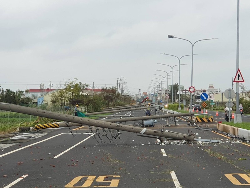 Statistiken zufolge sind in ganz Taiwan wegen Taifun Danas 2454 Strommasten umgestürzt. (Bereitgestellt von Taipower)