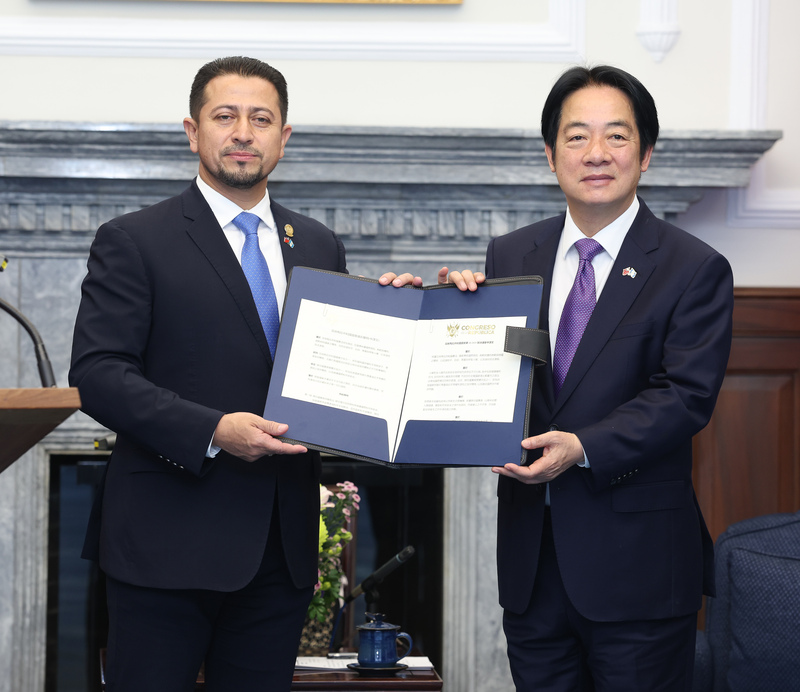 Das Bild zeigt Ramos bei der Übergabe der beiden Resolutionen des guatemaltekischen Kongresses an Präsident Lai zur Unterstützung der Beteiligung der Republik China (Taiwan) an internationalen Organisationen. (CNA)