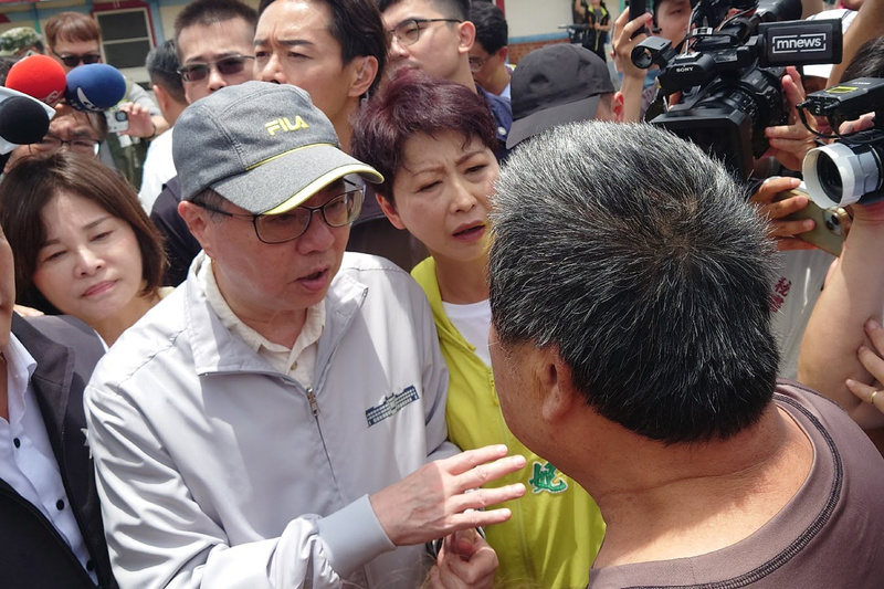 Premierminister Cho Jung-tai beim Besuch eines vom Hochwasser betroffenen Gebiet in Tainan in Südtaiwan (Foto: CNA)

