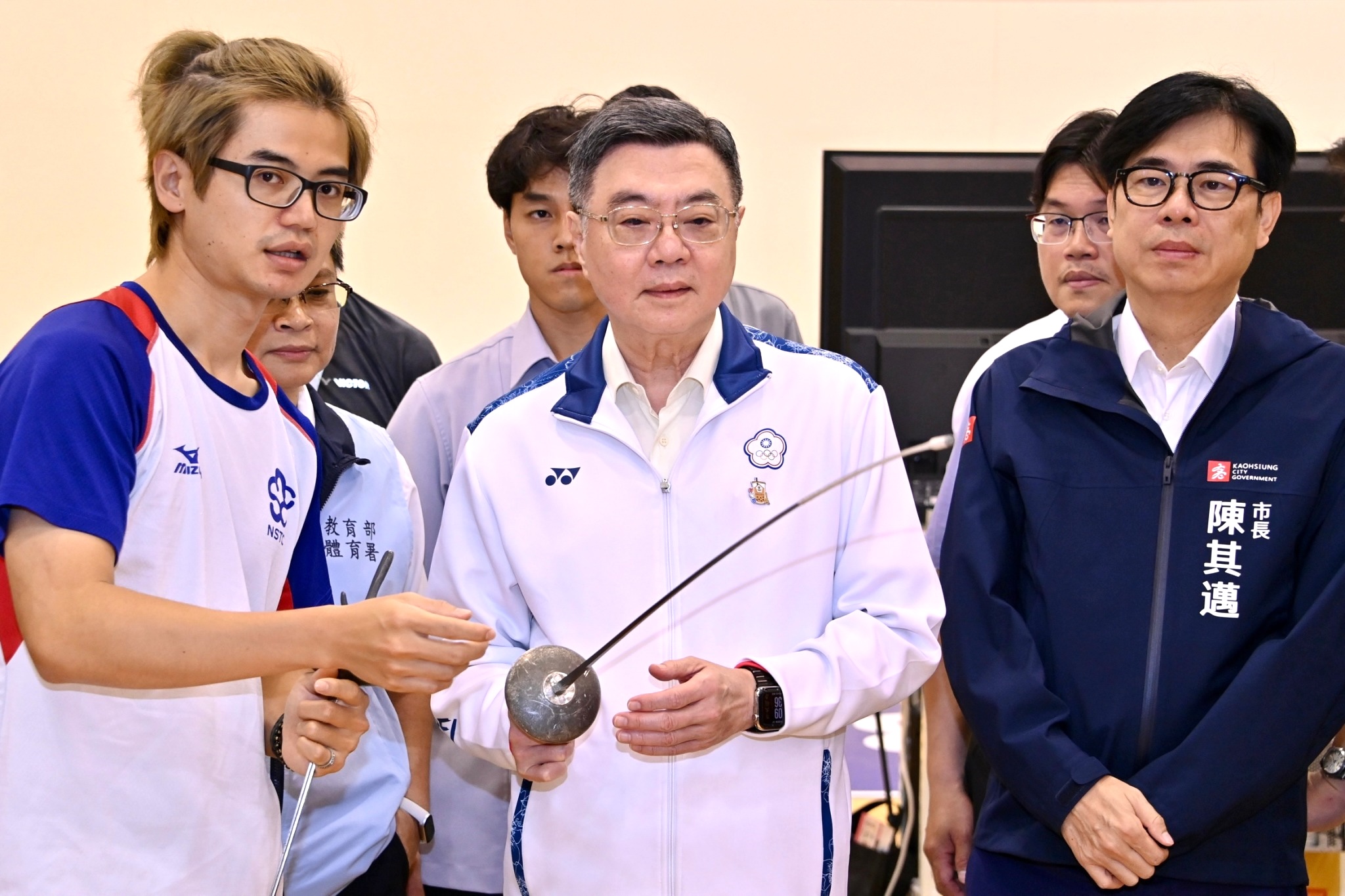 Premierminister Cho Jung-tai (卓榮泰) hat am 4. Juli das nationale Trainingszentrum besucht, um sich über die Vorbereitung des taiwanischen Universiade-Teams zu informieren. (Foto: FB/JungTaiCho)