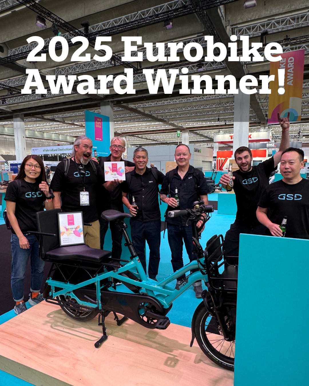 Das Tern Team auf der EUROBIKE freut sich über den EUROBIKE Award für das Lastenfahrrad GSD S10