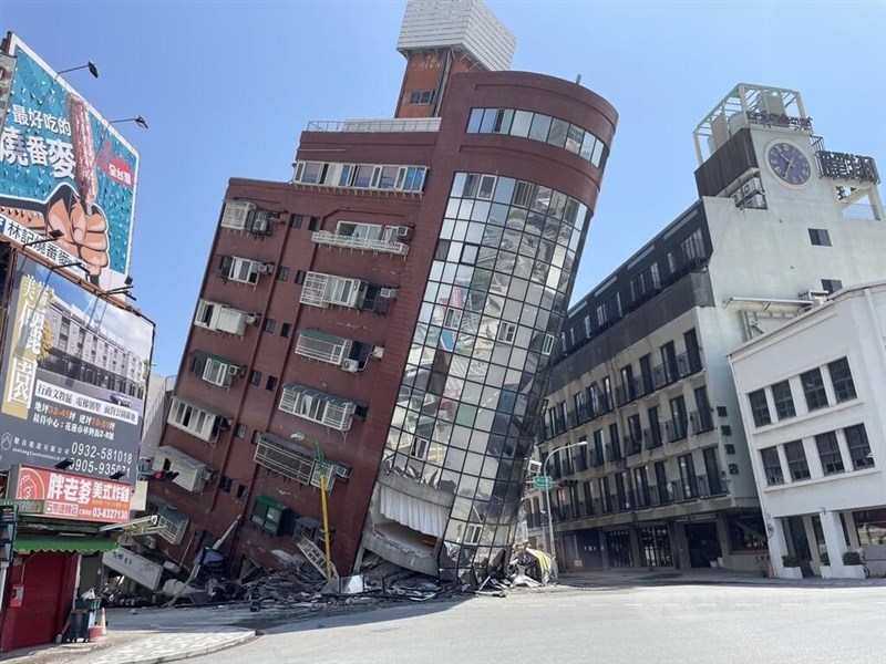 Ein durch das schwere Erdbeben am 3. April 2024 beschädigtes Gebäude in Hualien (Foto: CNA)
