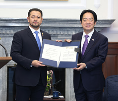 Das Bild zeigt Ramos bei der Übergabe der beiden Resolutionen des guatemaltekischen Kongresses an Präsident Lai zur Unterstützung der Beteiligung der Republik China (Taiwan) an internationalen Organisationen. (CNA)