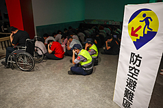 Proben für den Ernstfall: Bei einem Luftangriff sind alle Bürger dazu angehalten, sich in den ausgewiesenen Luftschutzbunkern zu versammeln und Evakuierungspositionen einzunehmen - so wie hier heute in Neu-Taipei. (CNA)