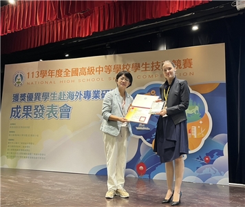 Dr. Eva Langerbeck, Chefin des Deutschen Wirtschaftsbüros Taipei wurde eingeladen, an der vom Bildungsministerium organisierten Preisverleihung für herausragende Studenten im Rahmen der beruflichen Ausbildung im Ausland teilzunehmen. Während der Veranstaltung nahm sie im Namen des Wirtschaftsbüros eine Anerkennungsurkunde für die Unterstützung bei der Koordination des Deutschlandbesuchs der Studenten entgegen.