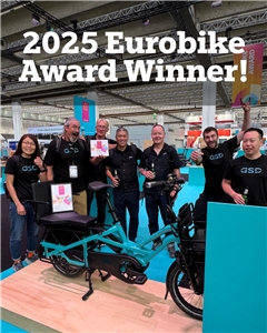 Das Tern Team auf der EUROBIKE freut sich über den EUROBIKE Award für das Lastenfahrrad GSD S10