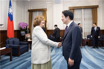 Präsident Lai Ching-te begrüßt die Vorsitzende des Sonderausschusses für den Europäischen Schutzschild für die Demokratie (European Democracy Shield, EUDS) des Europäischen Parlaments, Nathalie Loiseau. (Foto: Präsidialamt)