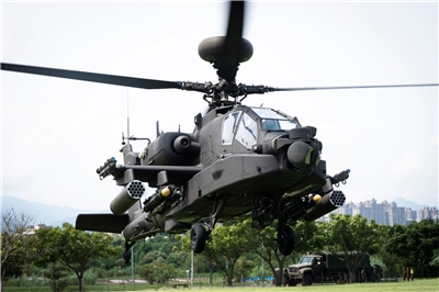 Der Apache-Kampfhubschrauber kehrte unmittelbar nach Abschluß der Öl- und Munitionsversorgung zum Schlachtfeld zurück. (Foto: Yang Renxiang, 楊仁翔 )