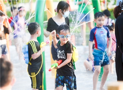Kühlende Wasserspiele an einem heißen Sommertag (Foto: CNA)