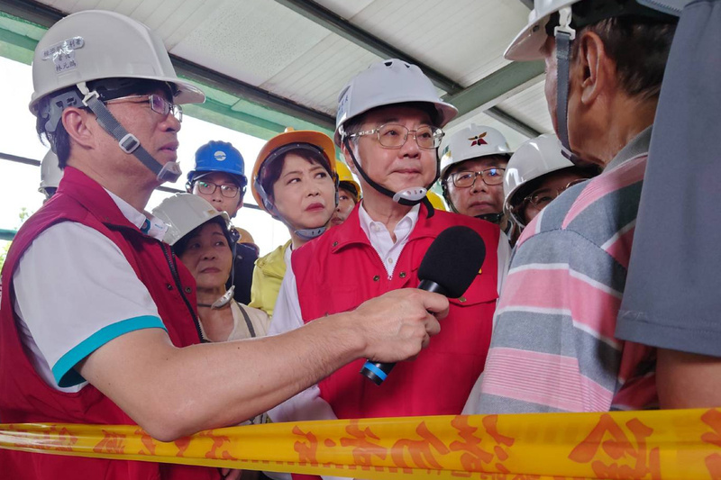 Premierminister Cho Jung-tai bei der Inspektion von Starkregenschäden in Tainan in Südtaiwan (Foto: CNA)
