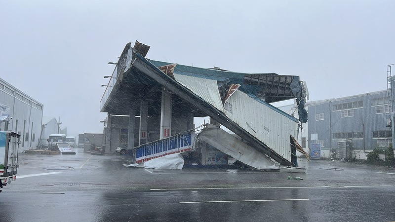 Taifunschaden an einer Tankstelle in der Stadt Taitung in Südosttaiwan (Foto: CNA) 
