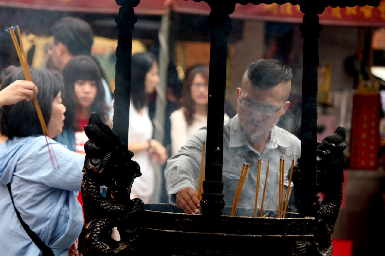 In vielen Tempeln Taiwans findet man Wahrsager, die den Menschen ihre Zukunft voraussagen. (Bild: CNA)
