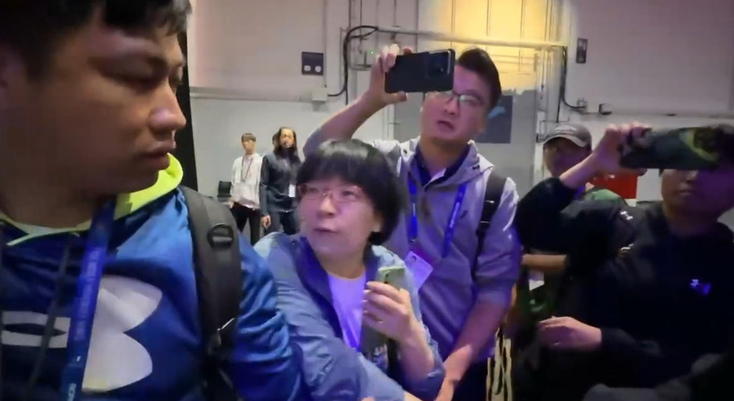 Störaktion eines Chinesen und einer Chinesin bei der Übergabe eines Glückwunschschreibens an Silbermedaillengewinner bei den Weltuniversitätsspielen (Bild: Facebookseite des Generaldirektors der Sportbehörde, Cheng Shih-Chung)